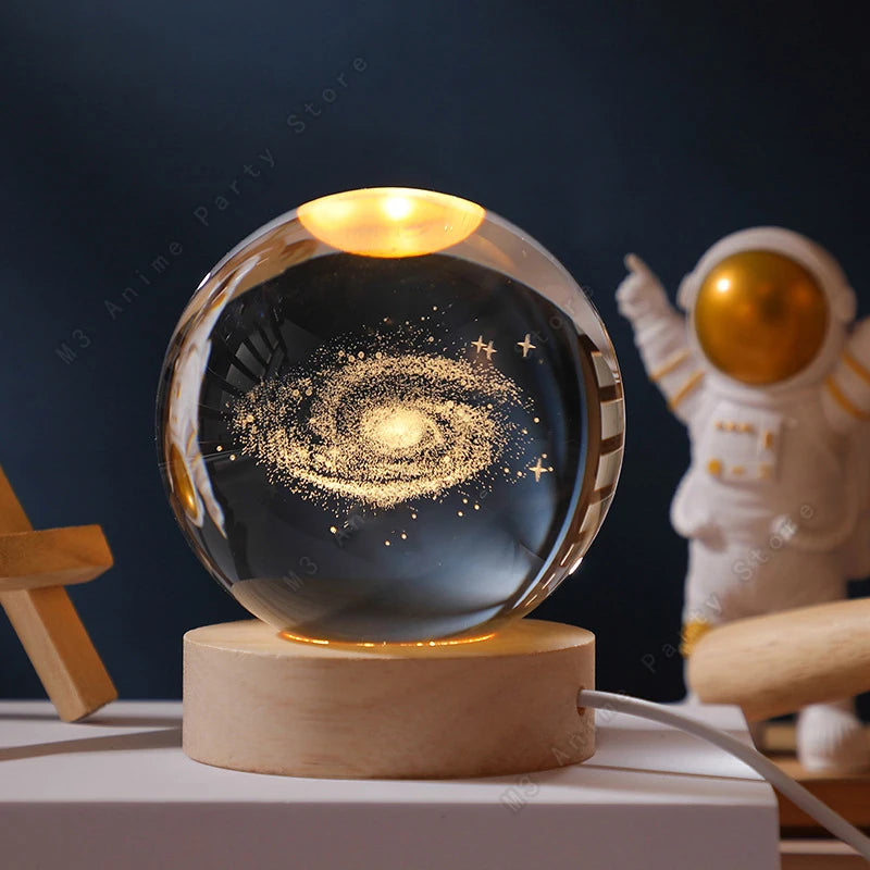 Lámpara de Noche de Bola de Cristal 3D con Base de Madera – Diseño Galaxia y Planetas