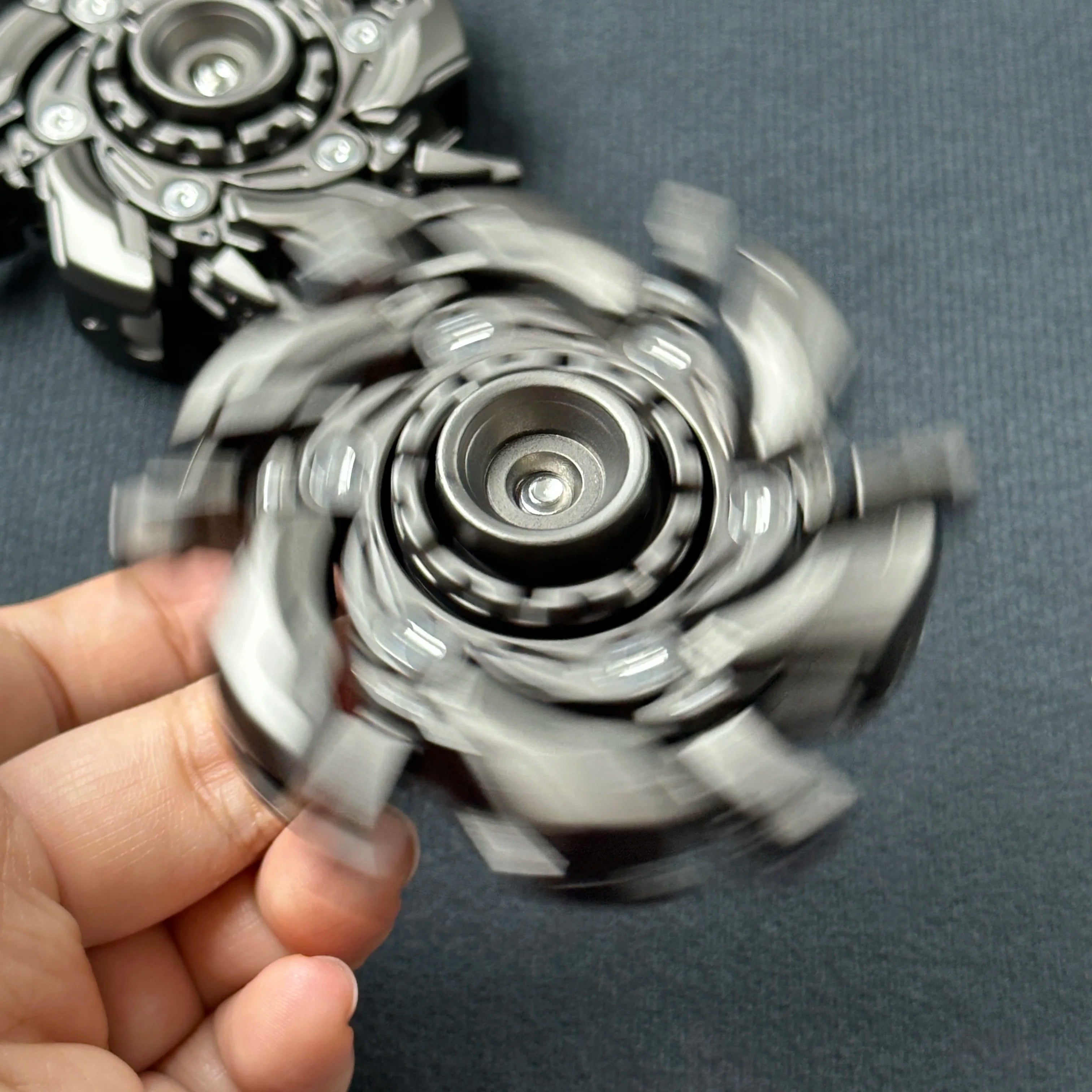 Fidget Slider Armor – Spinner de Metal con Apertura Mecánica