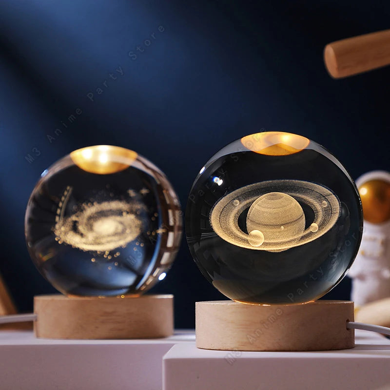 Lámpara de Noche de Bola de Cristal 3D con Base de Madera – Diseño Galaxia y Planetas