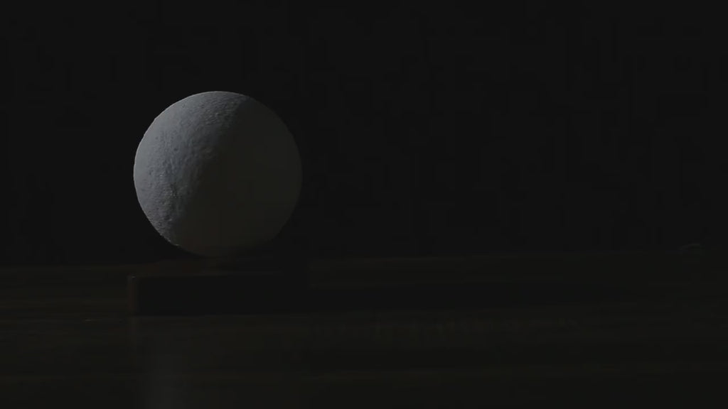 Lámpara de Luna Flotante con Levitación Magnética – Rotación 360° y 3 Colores LED